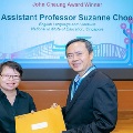 Asst/P Suzanne Choo receiving NTU John Cheung Social Media Award (2018)