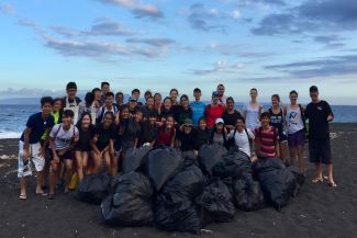 325x217_Beach_cleanup_group pic