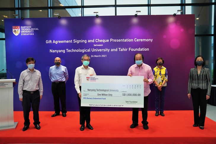 Dato Sri Prof Dr Tahir presenting a cheque of one million Singapore dollars to NTU. 
