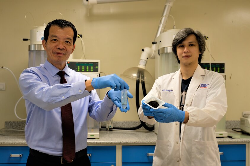 Director of NTU’s Food Science and Technology (FST) Programme Professor William Chen and FST Research Fellow Dr Ng Kuan Rei, presenting the microalgae oil, as well as a sample of microalgae that has been washed, dried, and treated with methanol. 