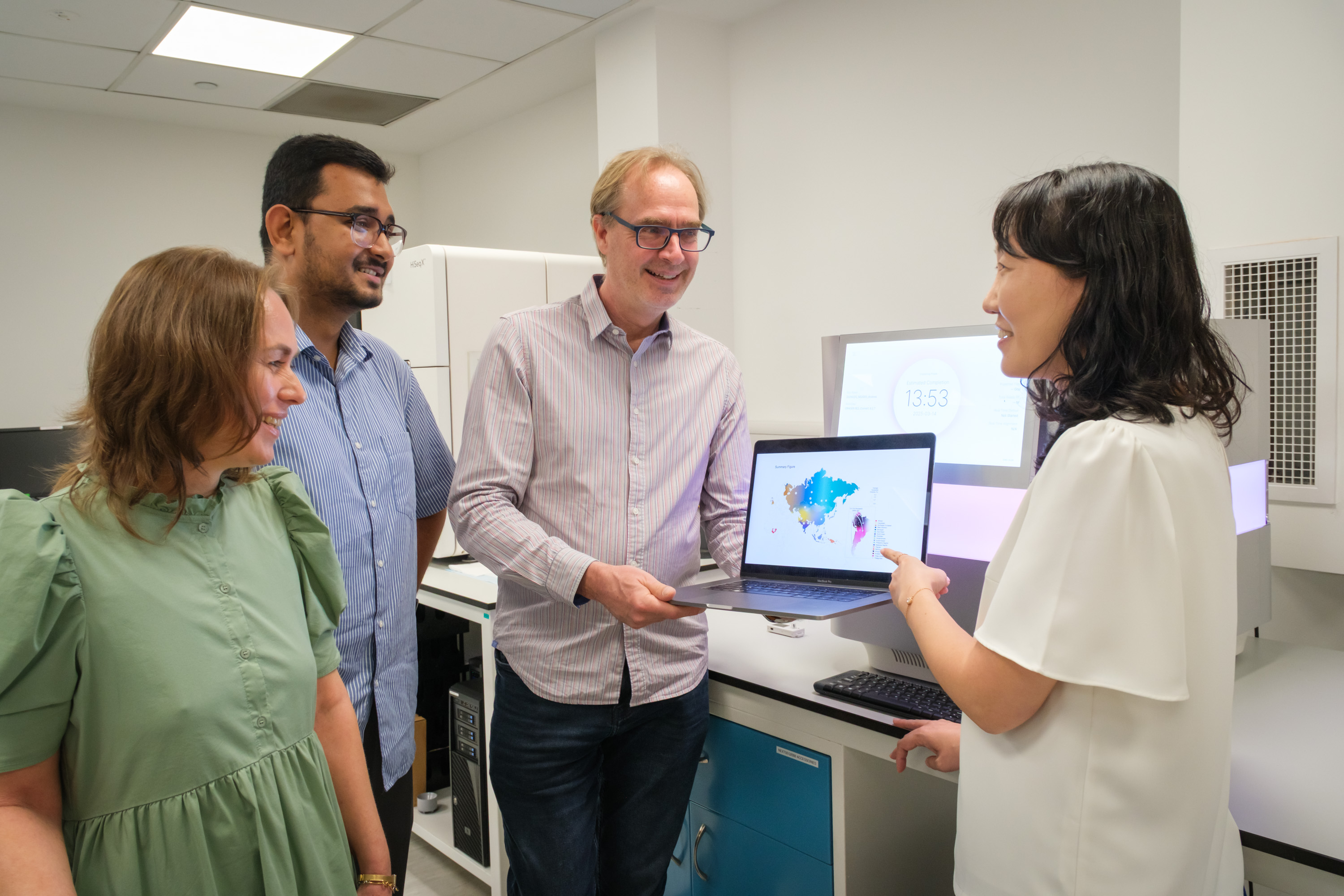 NTU and SCELSE researchers, comprising Senior Research Fellow Dr Elena S. Gusareva, Research Fellow Dr Amit Gourav Ghosh, Prof Stephan Schuster and Assoc Prof Kim Hie Lim, discussing the findings of their research.  