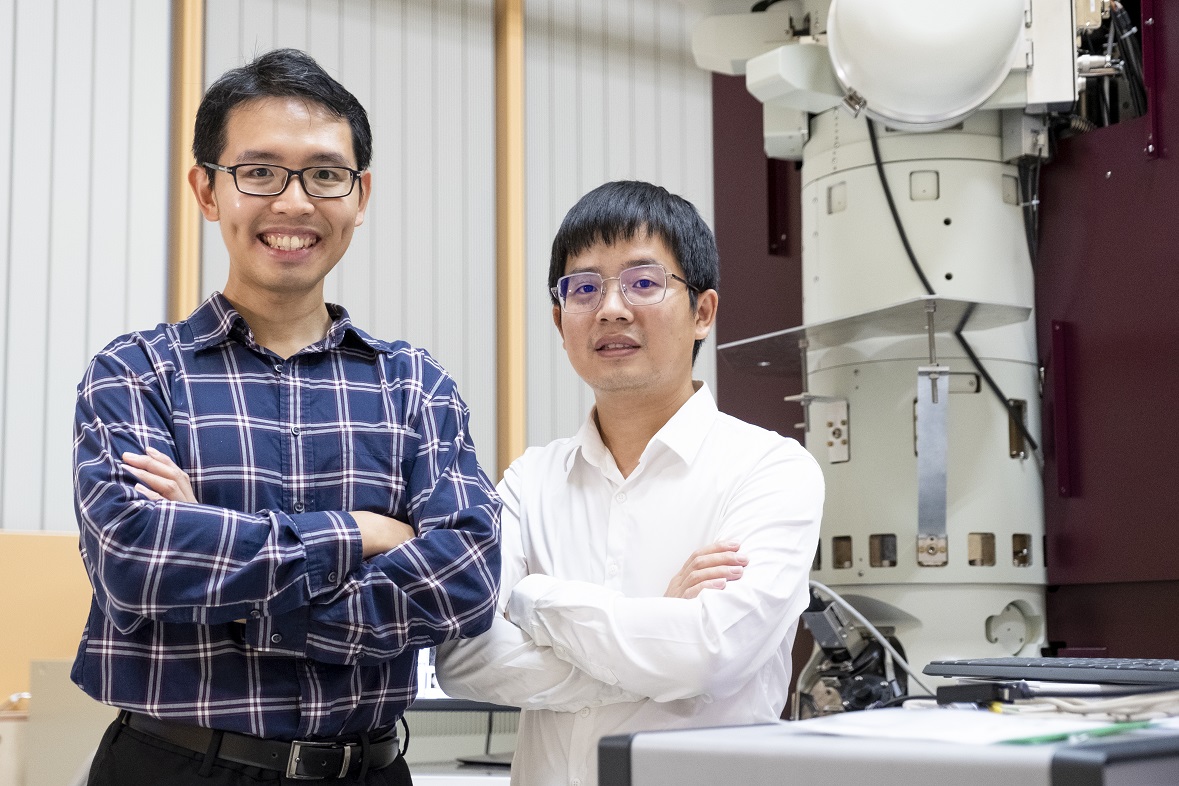 Nanyang Asst Prof Wong Liang Jie (left) and research fellow Dr Huang Sunchao from Nanyang Technological University, Singapore with a transmission electron microscope used in their quantum recoil experiments.