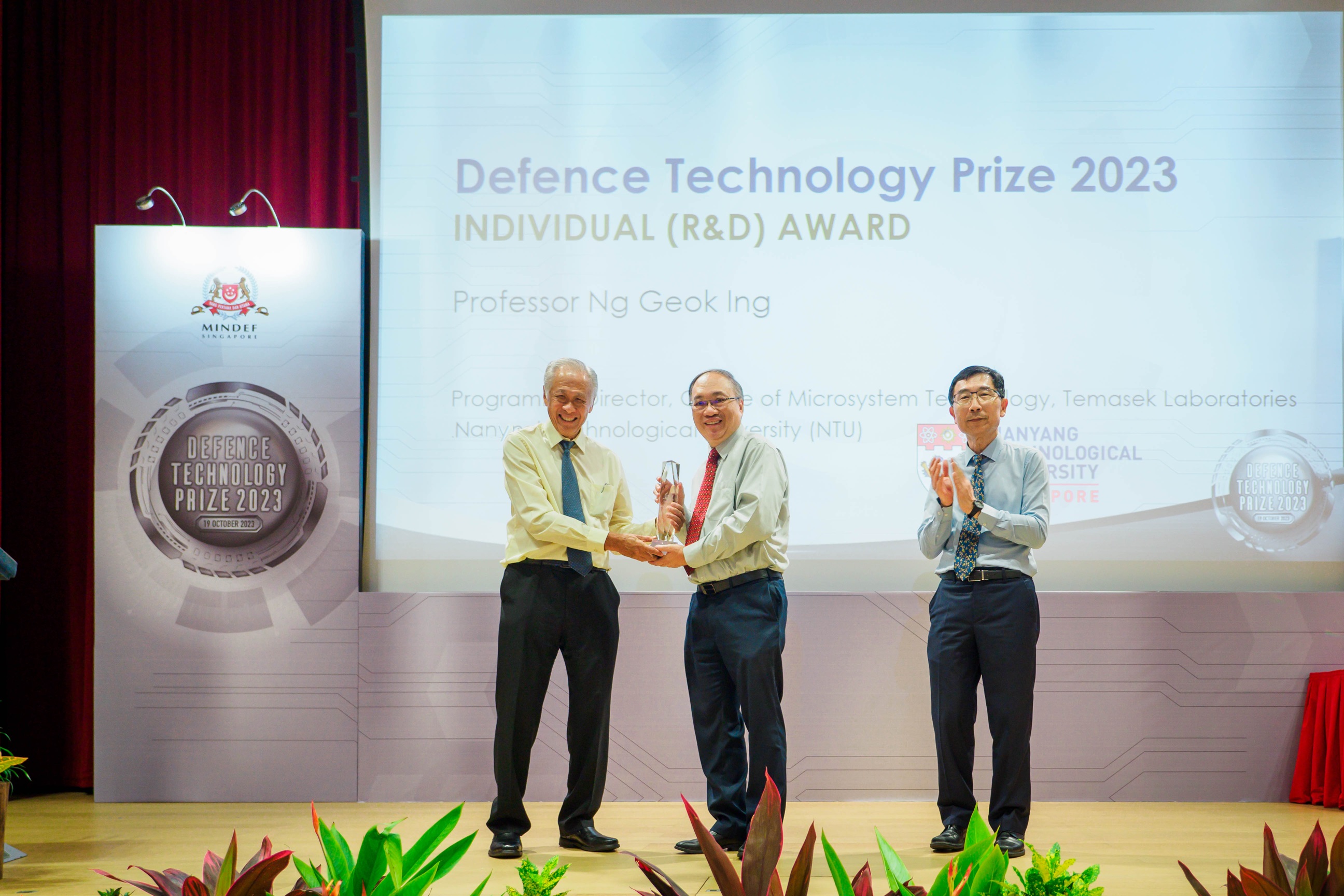 Prof Ng Geok Ing receiving the 2023 Defence Technology Prize