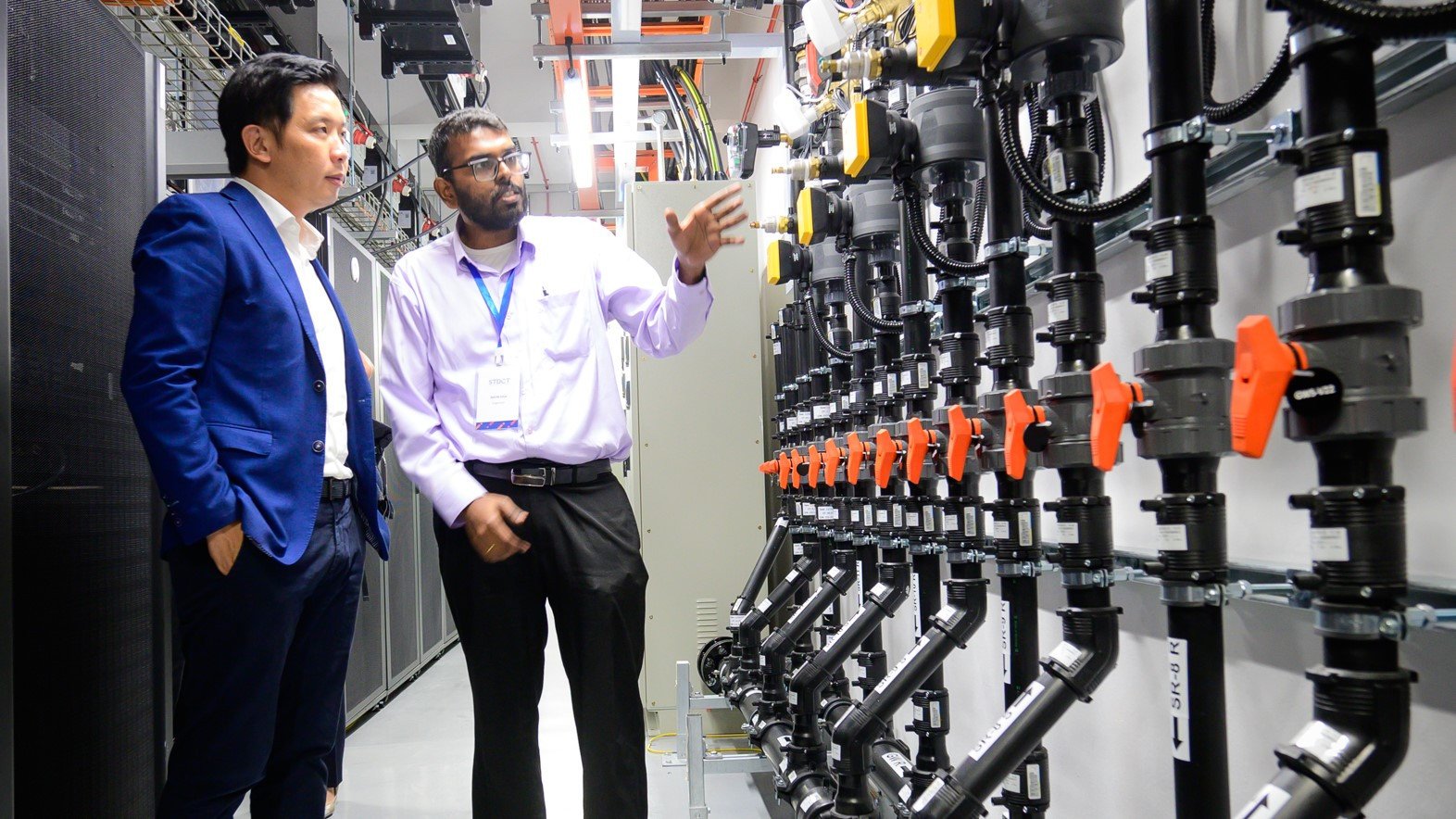Minister of State for Trade and Industry Mr Alvin Tan (left) toured the new Sustainable Tropical Data Centre Testbed (STDCT) facility at the National University of Singapore (NUS)
