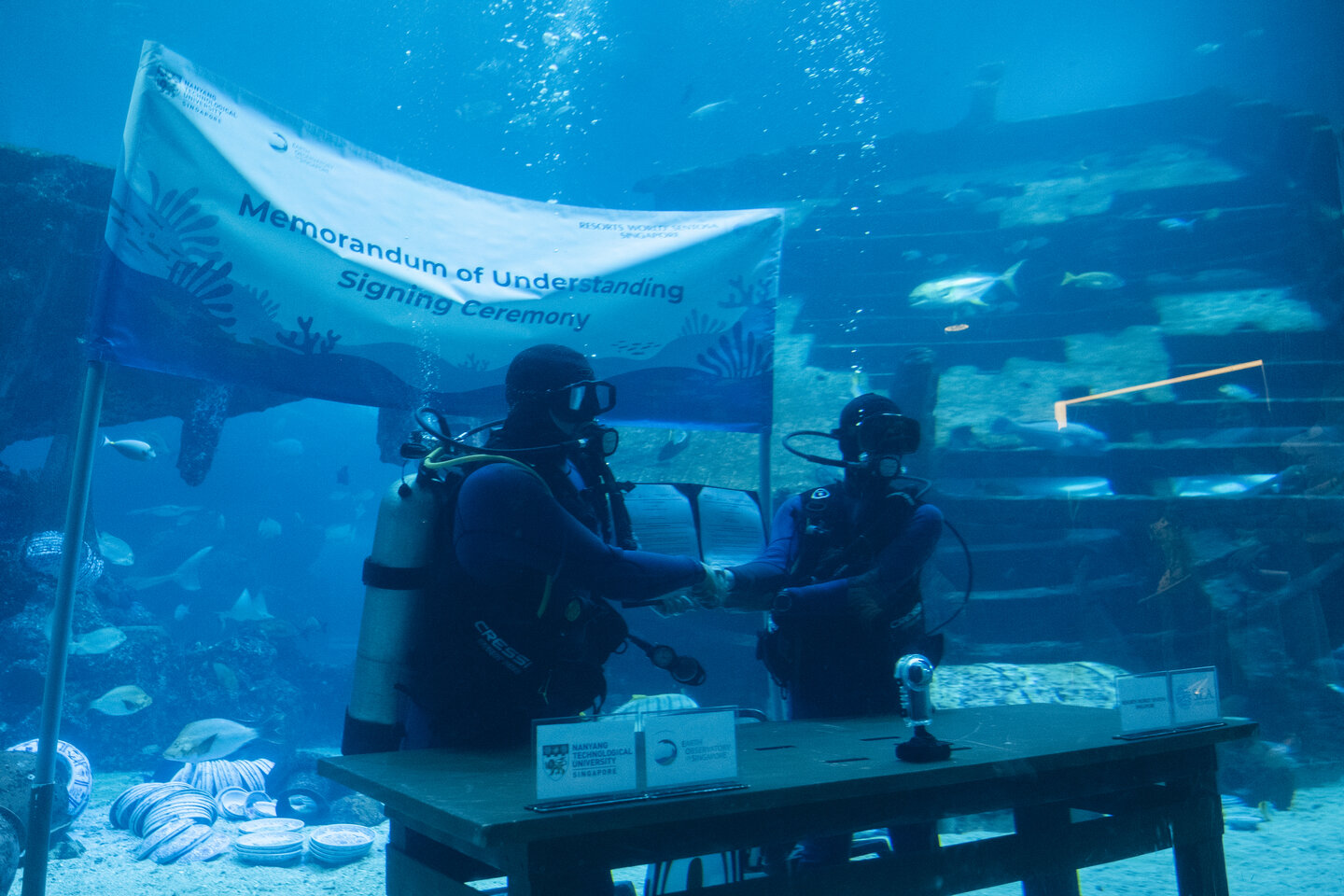Assistant Professor Kyle Morgan from NTU’s Asian School of the Environment and Abel Yeo from S.E.A. Aquarium’s Education, Research and Conservation team signing the joint MOU underwater.