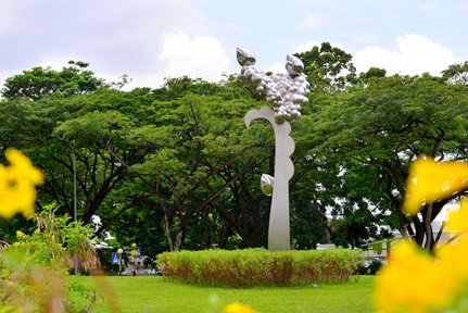 The Wing and Wings by Yeo Chee Kiong