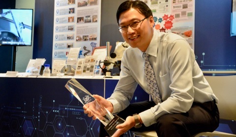 Prof Gan Chee Lip holding his DTP award in 2018