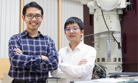 Nanyang Asst Prof Wong Liang Jie (left) and research fellow Dr Huang Sunchao from Nanyang Technological University, Singapore with a transmission electron microscope used in their quantum recoil experiments. (Credit: NTU Singapore)