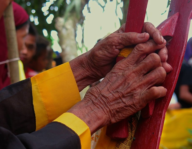 Image caption: Hands of a ritualist of the Maguindanao community that was among the Muslim Philippine peoples who waged a war of secession for 50 years. Courtesy Marian Pastor Roces.