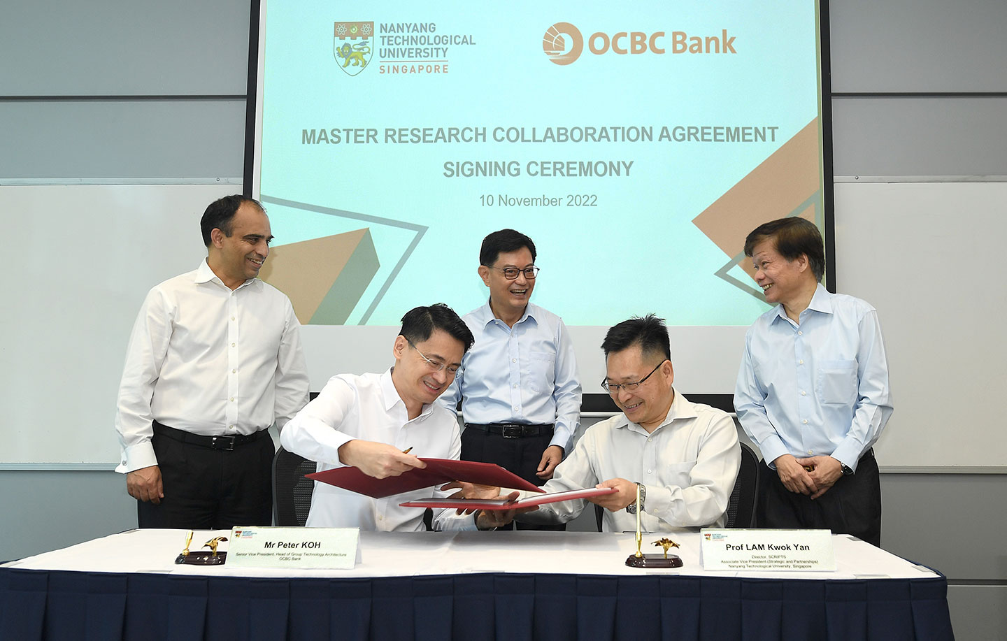 Photo of a research collaboration agreement signing ceremony.