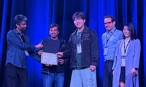 Thumbnail photo of a Paper Award presentation.