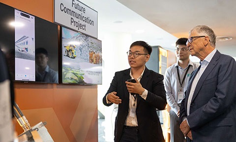 Photo of CCDS student presenting his project to Mr Bill Gates.