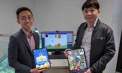 Project officer Ivan Yew (left) and Professor Ong Yew Soon at the NTU Data Science and Artificial Intelligence Research Centre where they developed the three applications.