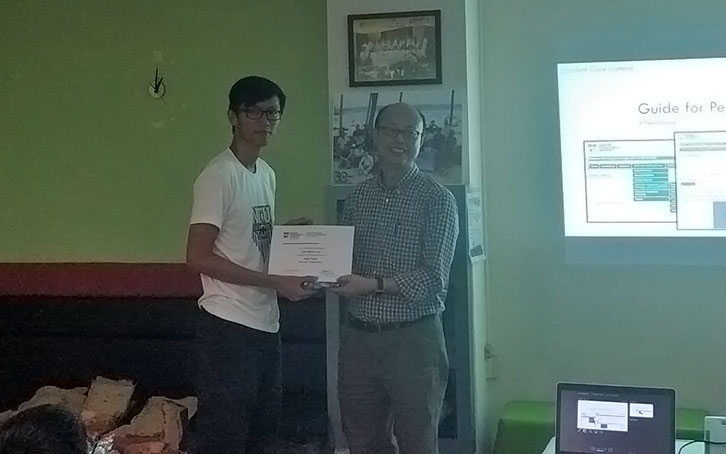 SCSE Associate Chair (Faculty), Assoc Prof Goh Wooi Boon presents a token and certificate to the Best Peer Tutor, Lee Wonn Jen (CS, Year 2).