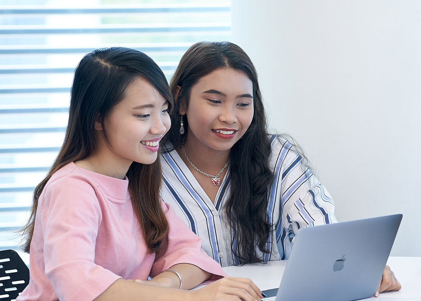 two-students-sharing-a-laptop-cropped