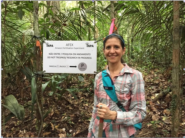 Assistant Professor Kelly Andersen with Amazon Fertilisation Experiment (AFEX) students