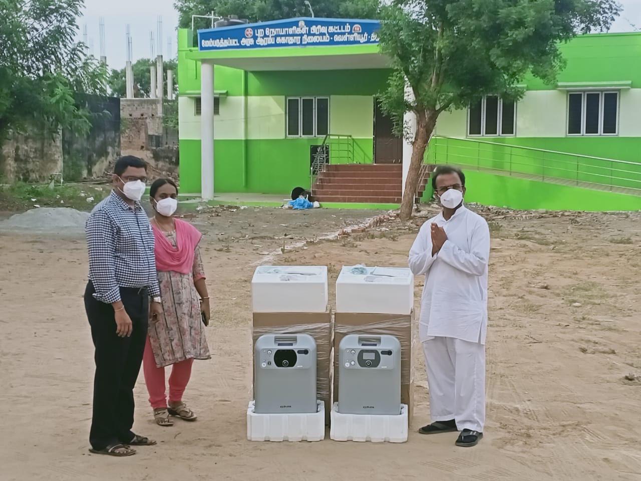 Beneficiaries in India with the donated oxygen concentrators