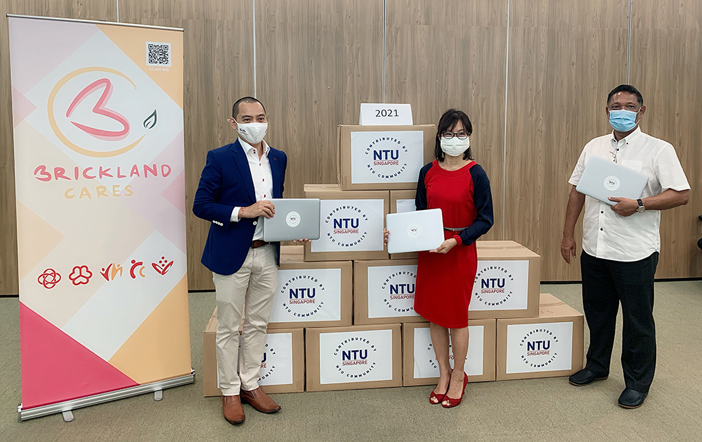 The laptops were presented to Mr Don Wee, MP for Chua Chu Kang GRC’s Brickland Constituency (left) by NTU’s Alumni Engagement and Annual Giving Executive Director Ms Yap Su-Yin and alumnus Mr Mohamed Abdul Akbar (right) who led the project.