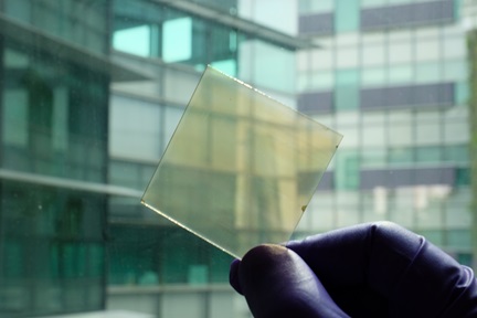 Glass that adapts to heating and cooling needs