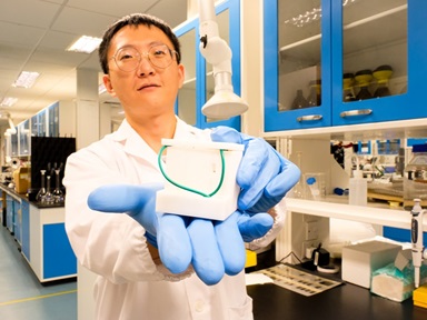 Portable device creates 3D images of skin