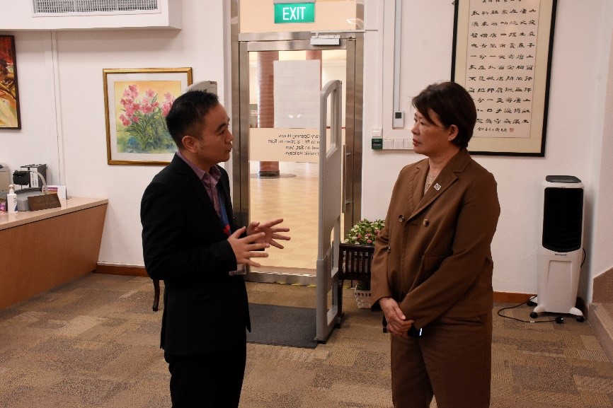 Ms Goh  visited  Wang Gungwu Library and gained an overview of the academic publications Chinese Heritage Centre.