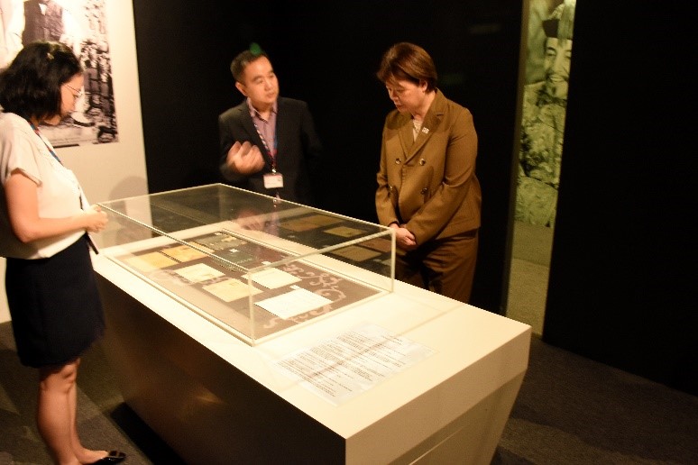 Guided by NTU Ph.D student Zhu Xuelian, Ms Goh visited both the Chinese Heritage Centre's exhibitions: 