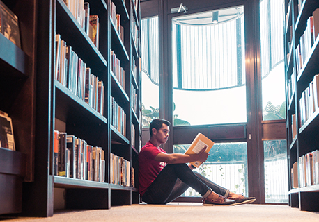 Nanyang Business School student reading in library at Nanyang Technological University, Singapore