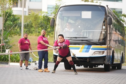 NBS Alumnus Johnny Widodo pulled a full-sized 45-seater bus weighing 10 tons across 20 metres at Homecoming 2023