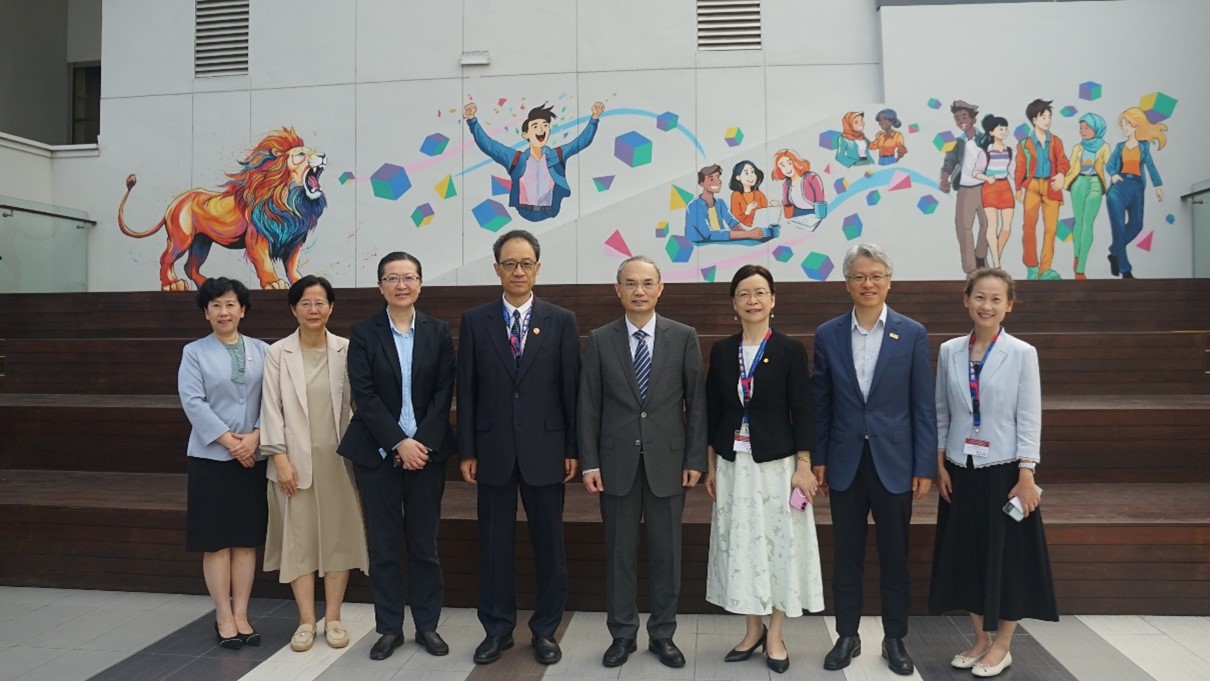 A group photo featuring Ms Yu Haiying, Prof Miao Chunyan, Prof Liu Bin, Prof Chen Jianfeng, His Excellency Cao Zhongming, Prof Wang Rong, Prof Wen Yonggang and Ms Liu Chang (from left to right)