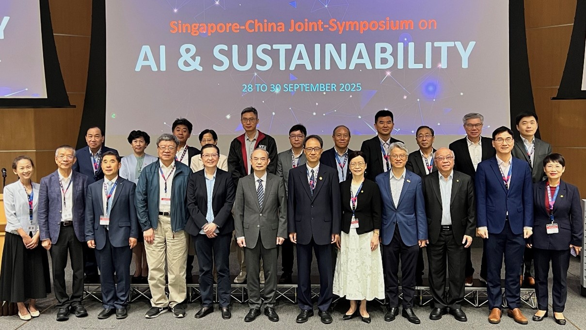 A memorable group photo of Fellows of SAEng and Members of CAE at the symposium, joined by His Excellency Cao Zhongming (sixth from the left, front row)