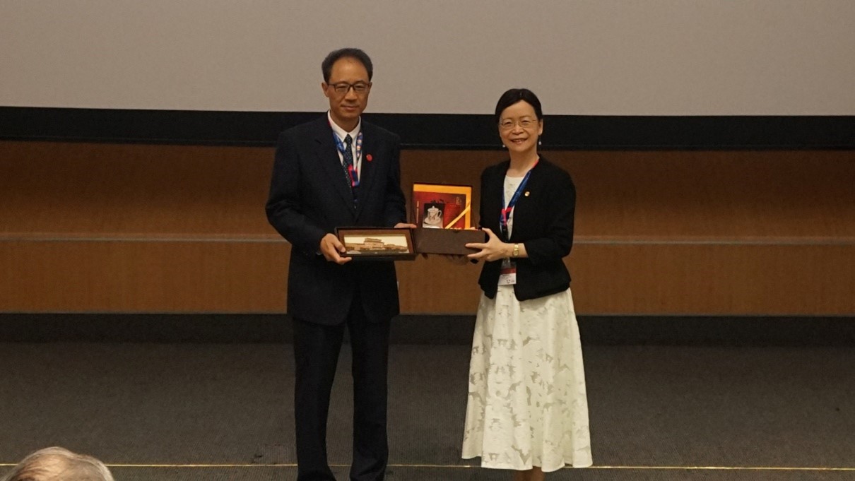Gift exchange between the two academies by Prof Chen Jianfeng (left) and Prof Wang Rong (right)