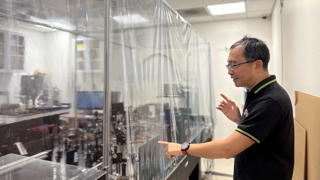 Photo of Prof Tan talking about 2DES equipment