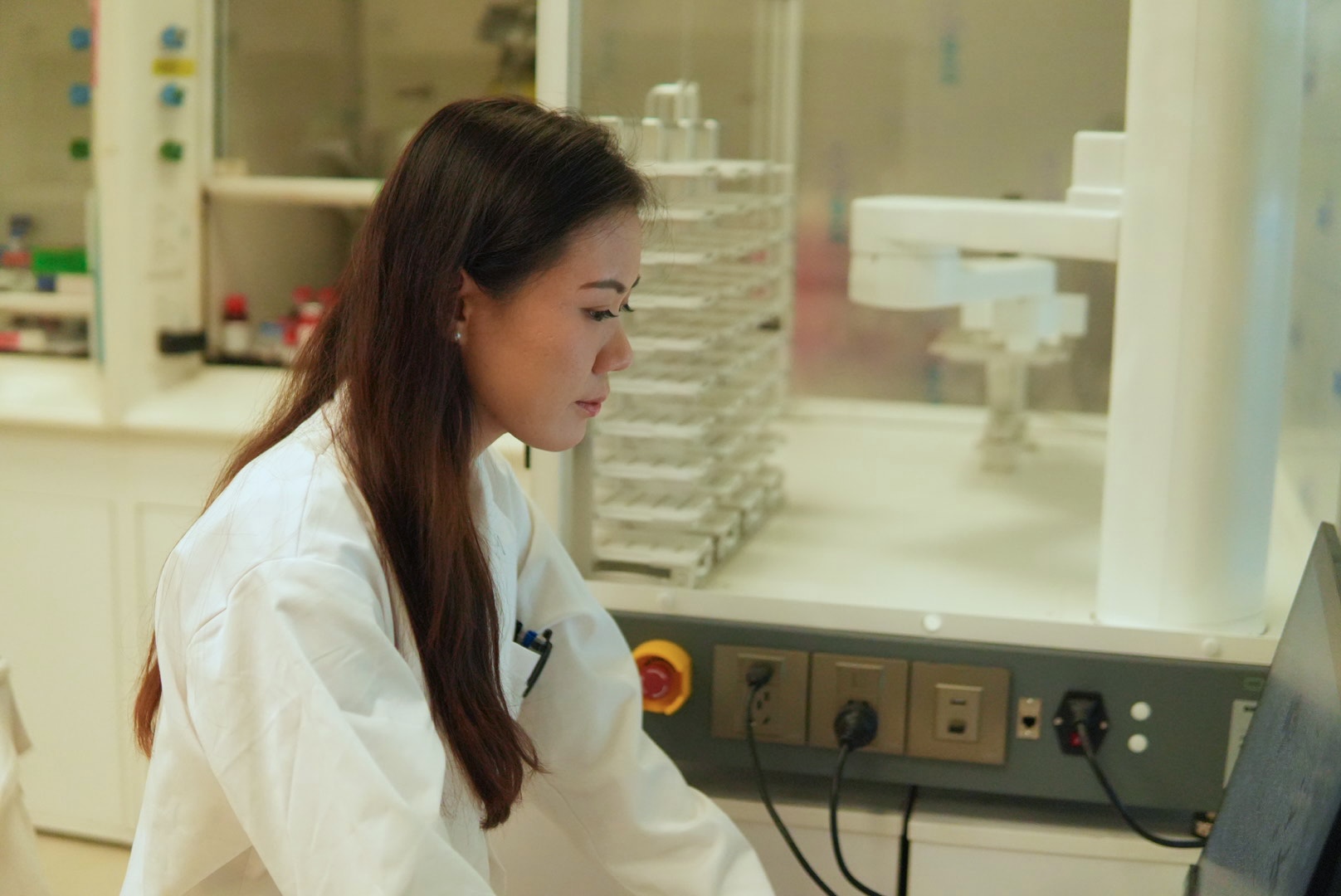 photo of emily reviewing raman measurements