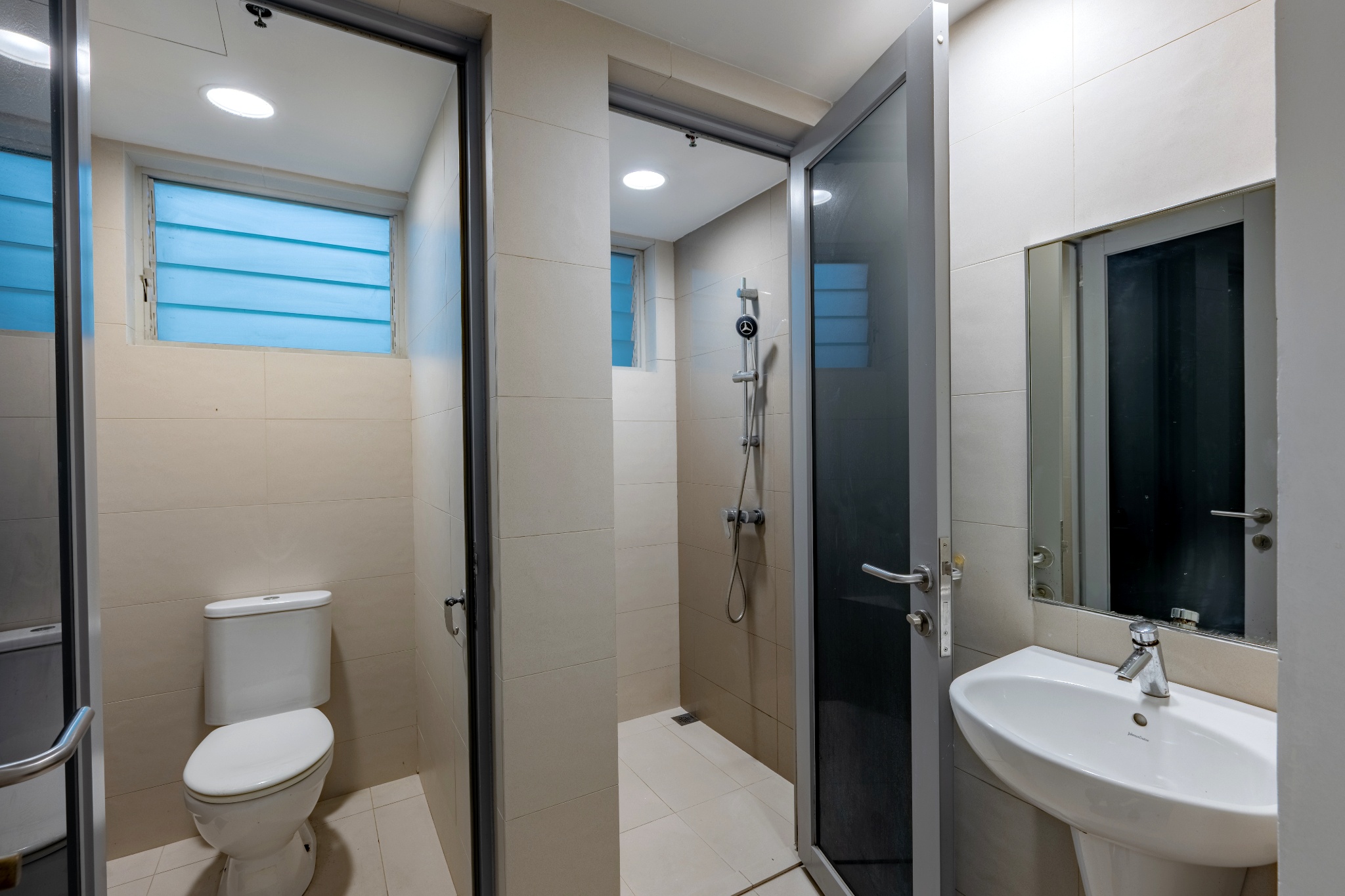 GH2 Toilet with Shower