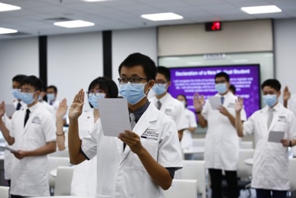 Class of 2025 reciting the Declaration of a New Medical Student at the eighth White Coat Ceremony.