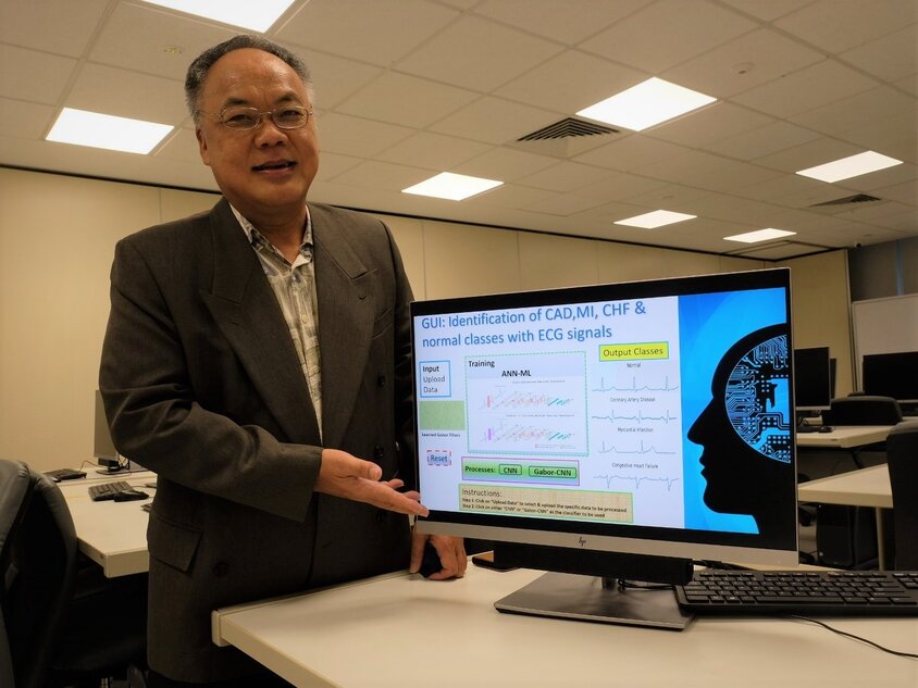 Associate Professor Eddie Ng Yin Kwee presenting an illustration of how the diagnostic AI tool functions.