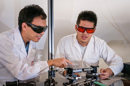 Asst Prof Shen Yijie with his researcher discussing the experiment for optical skyrmions