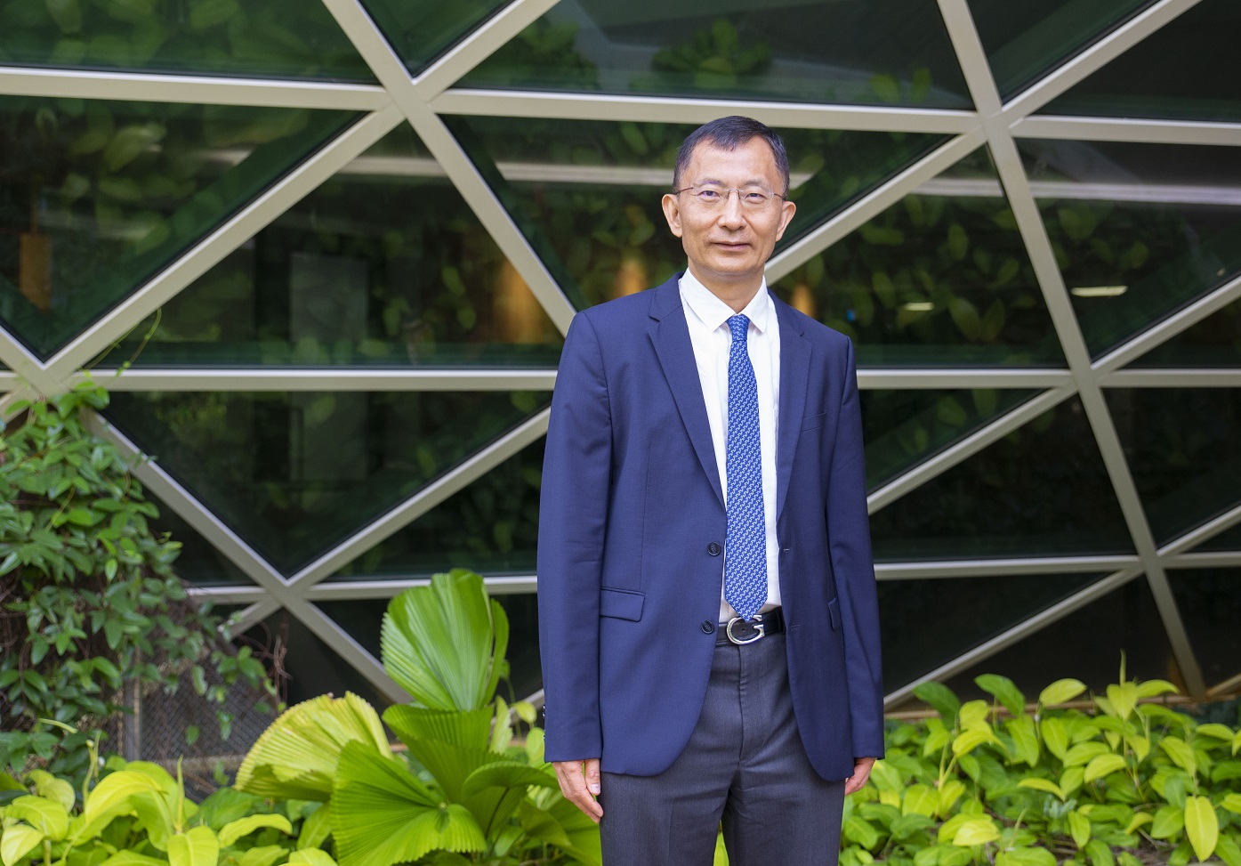 A photo of Prof Gao Huajian standing