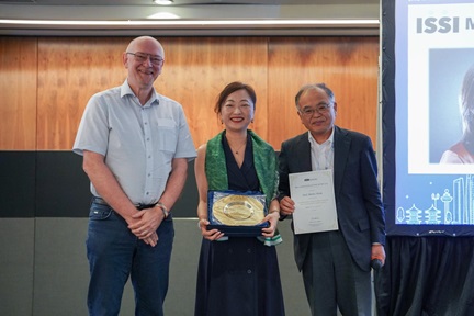 Prof Shirley Meng with the International Society for Solid State Ionics (ISSI) Mid-Career Researcher Award