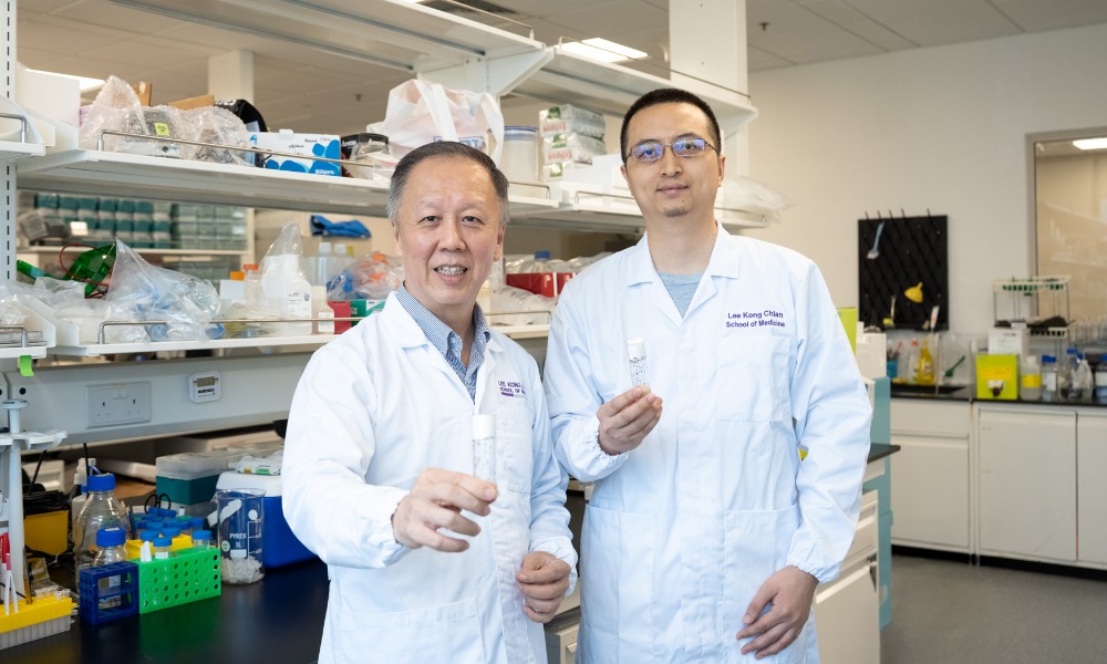 Professor Lim Kah Leong and Senior Research Fellow Dr Ren Mengda_2