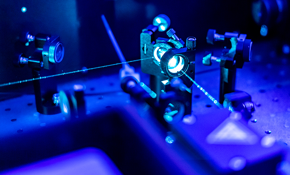 Laser reflect on optic table