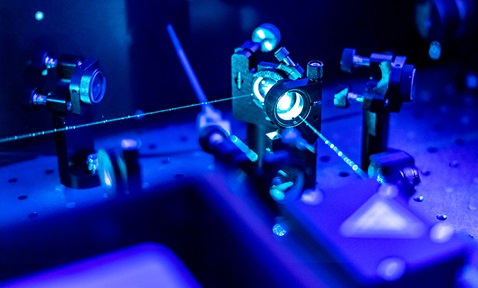 Laser reflect on optic table