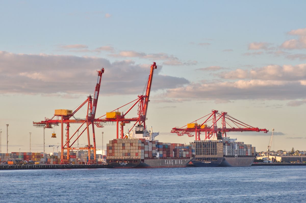 ship dock during daytime