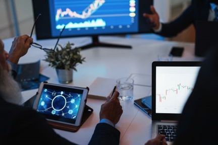 Traders team making stock market analysis inside hedge fund office