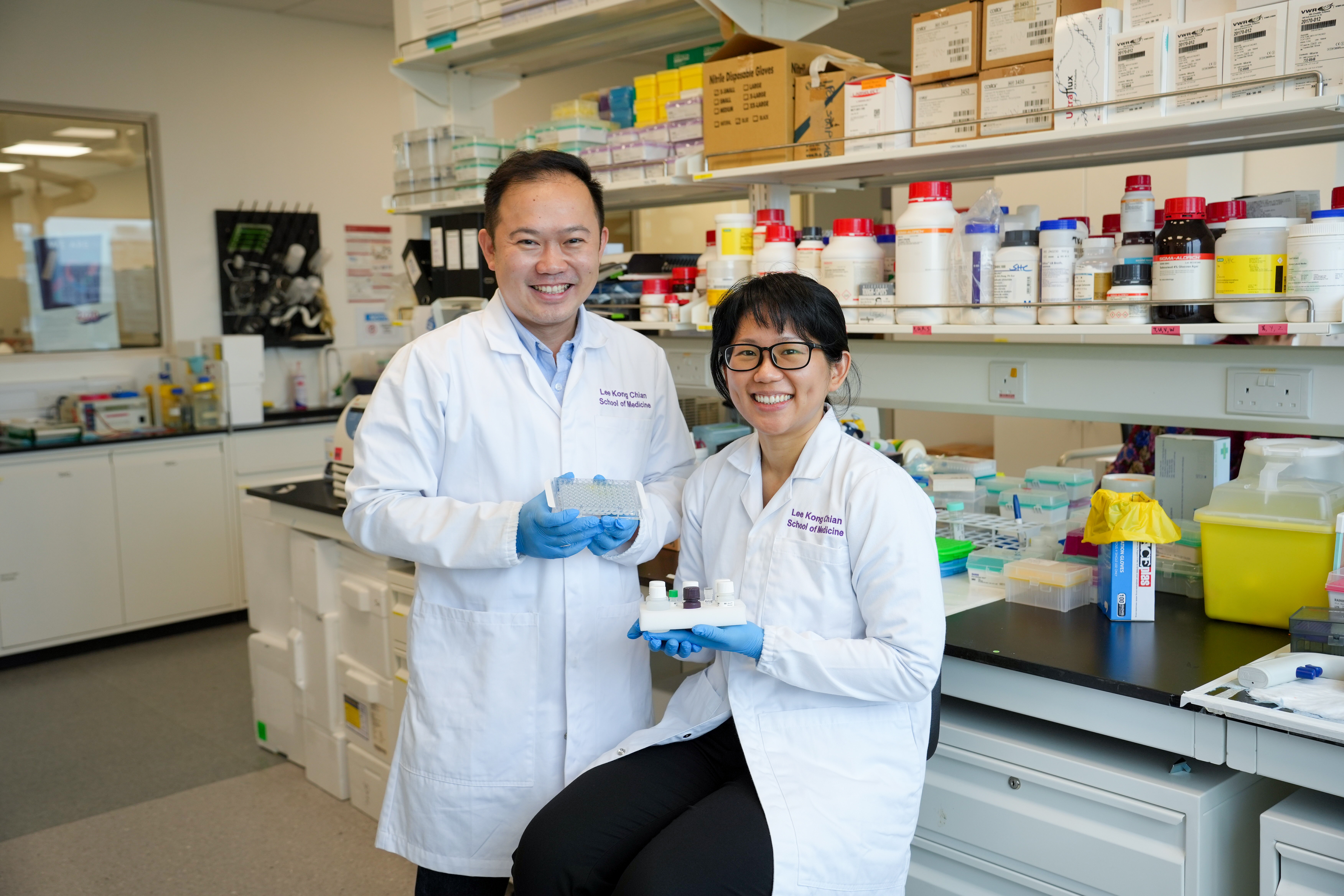 Dr Andrew Teo and Dr Chia Po Ying Dr Andrew Teo and Dr Chia Po Ying in the laboratory