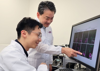 Dr Yang Haoning and Assoc Prof Yasunori Saheki looking at a computer screen