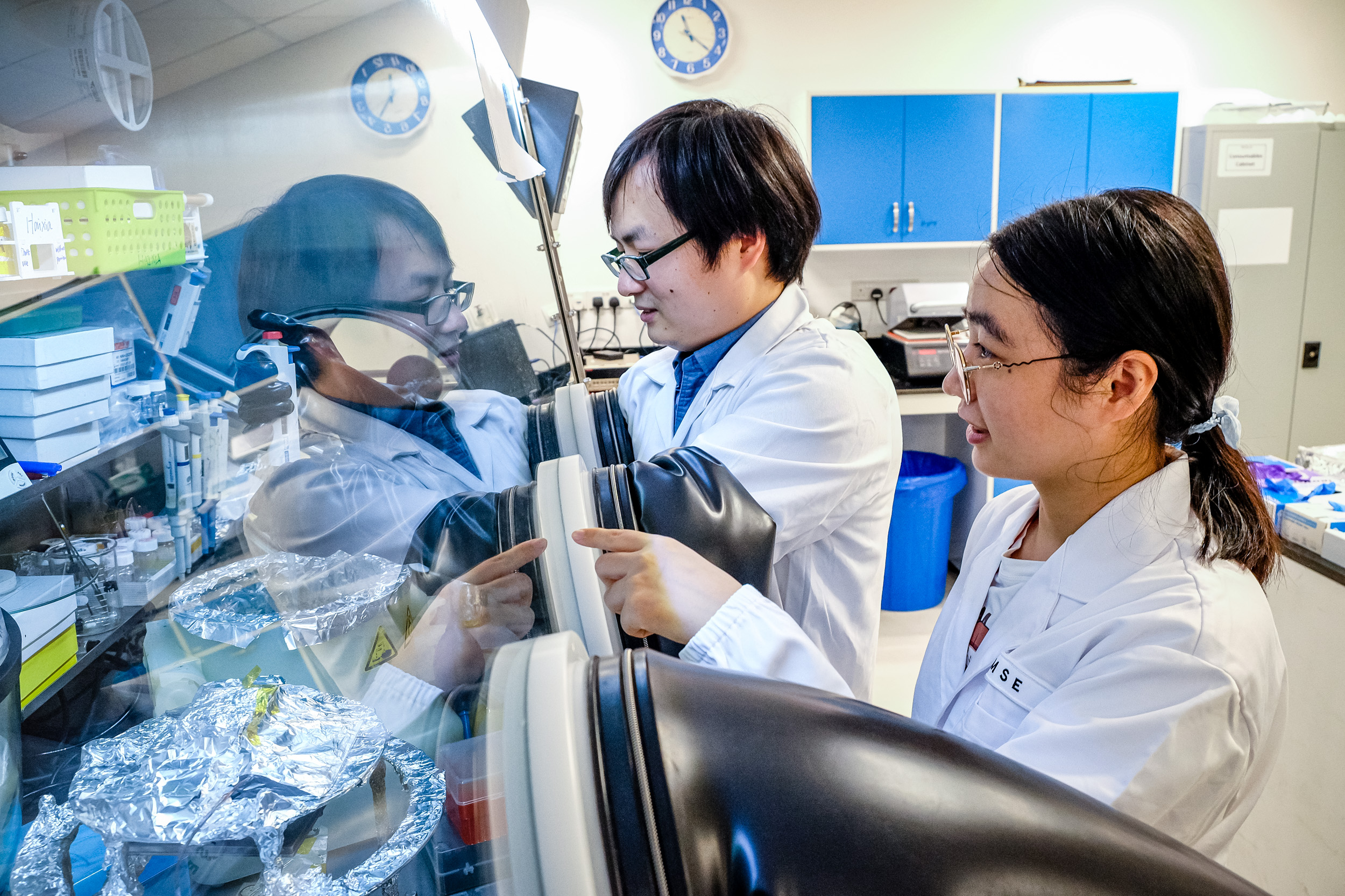 To fabricate the zinc-based capping layer, the researchers dissolved the chemicals and coated the solution onto the perovskite layer in a glovebox. 