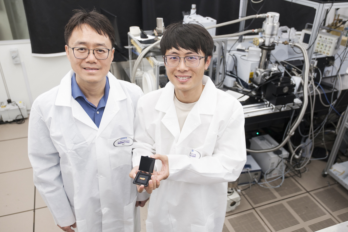 Prof Wang Qijie from NTU Singapore’s School of Electrical and Electronic Engineering (EEE) and School of Physical and Mathematical Sciences (left) and Dr Cui Jieyuan from NTU Singapore’s EEE.