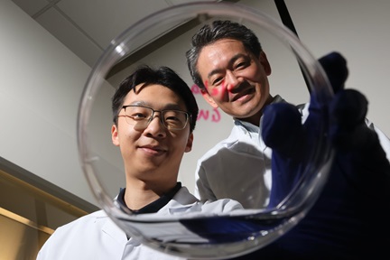 Dr Yang Haoning (left) and Assoc Prof Yasunori Saheki from Nanyang Technological University, Singapore.