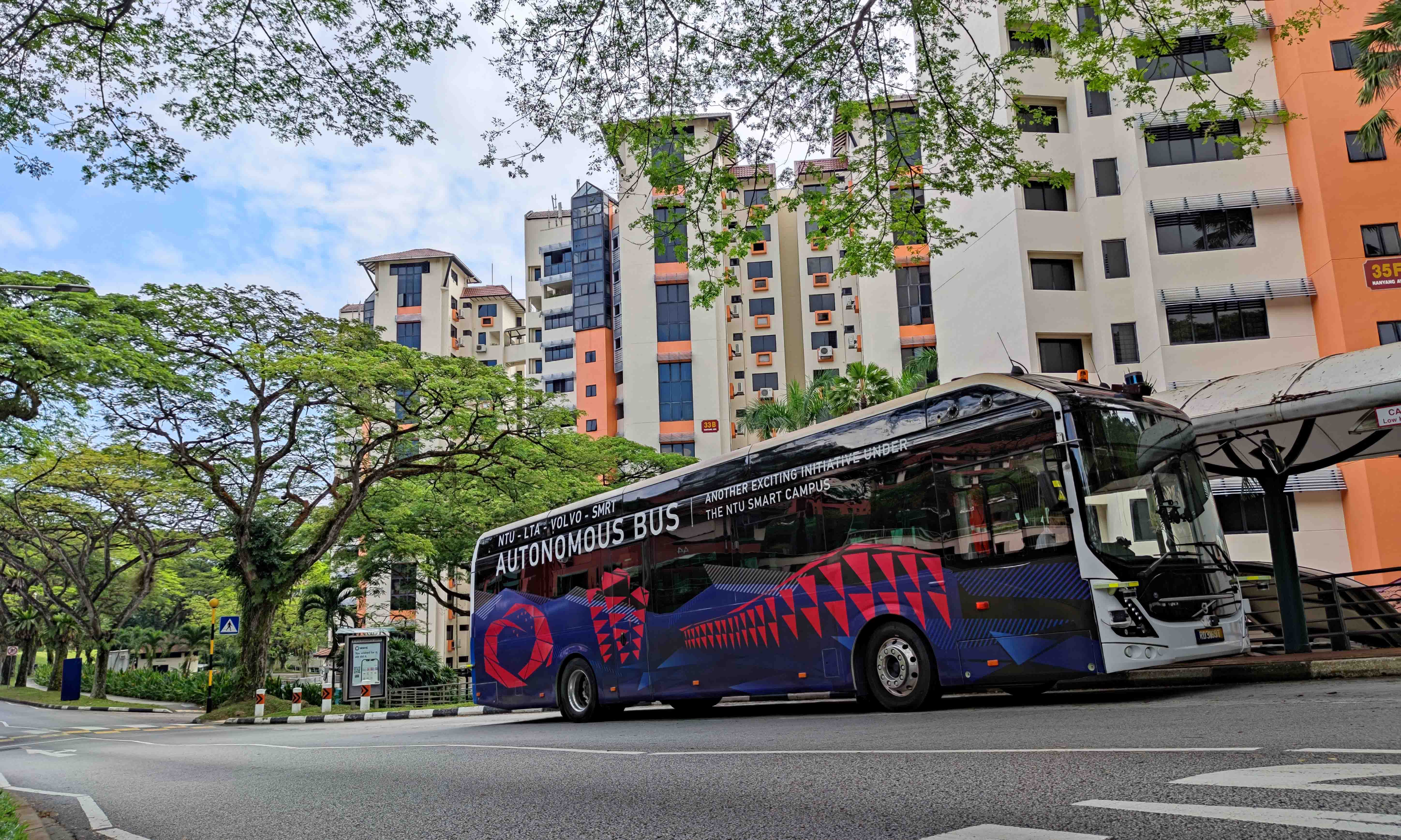 Autonomous bus at a bus stop in NTU 